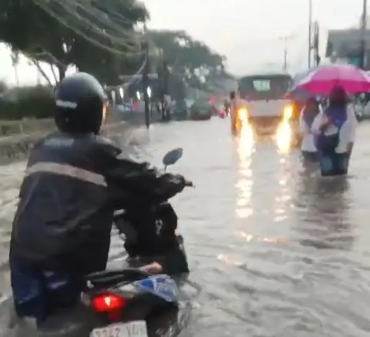 Miris! Depan  PT. Metro Garmin Dayeuhkolot Tergenang Air Setinggi Paha