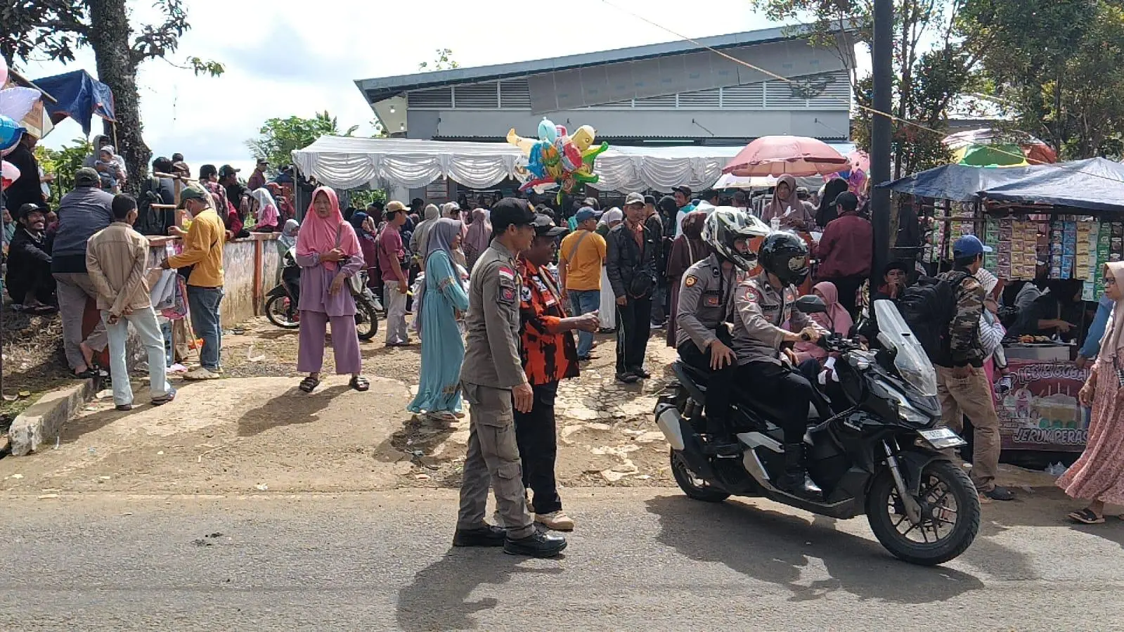 Ribuan Warga Kecamatan Kalibunder Terima BLT Kesra di Kantor Pos Jampangkulon