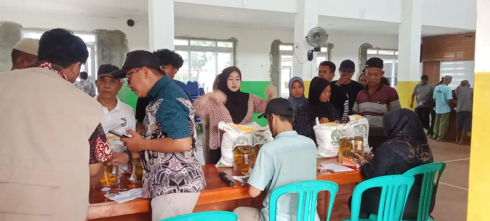 Penyaluran Bantuan Pangan di Desa Cikumpay, Purwakarta, Tersalurkan Tepat Sasaran : 471 Warga Terima 20 KG Beras Dan 4 Liter Minyak Goreng 
