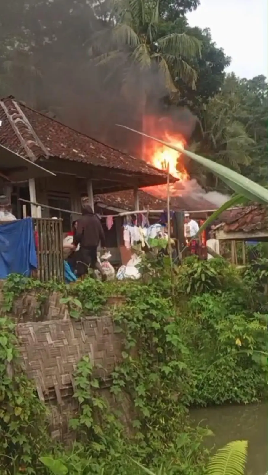 Kebakaran Hanguskan Rumah Panggung Warga di Kampung Cigentong, Desa Sekarsari, Kecamatan Kalibunder
