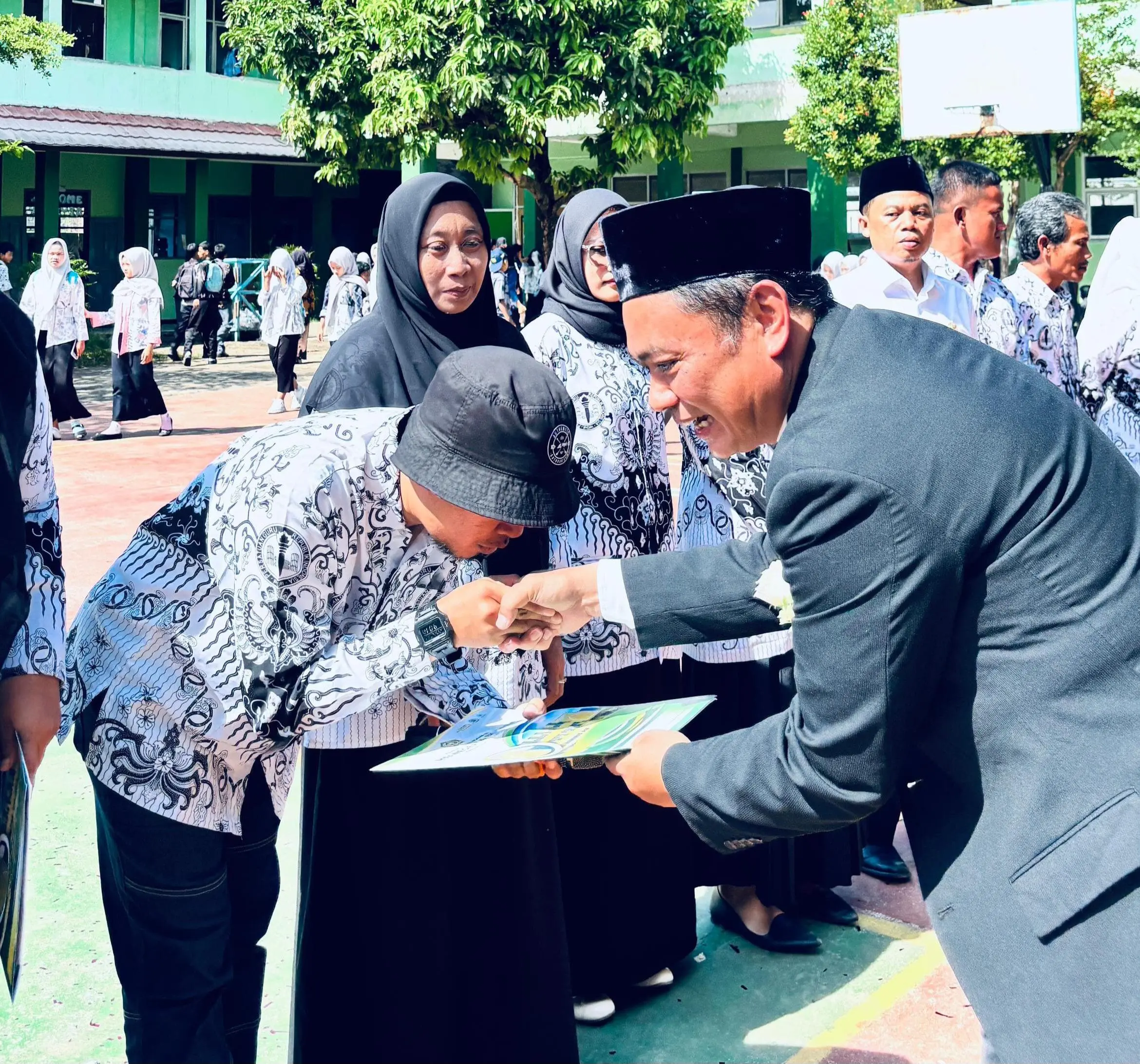 MTsN 4 Bogor Rayakan HGN 2025 dengan Lomba Penuh Kecerdasan Emosional dan Parade Mengajar