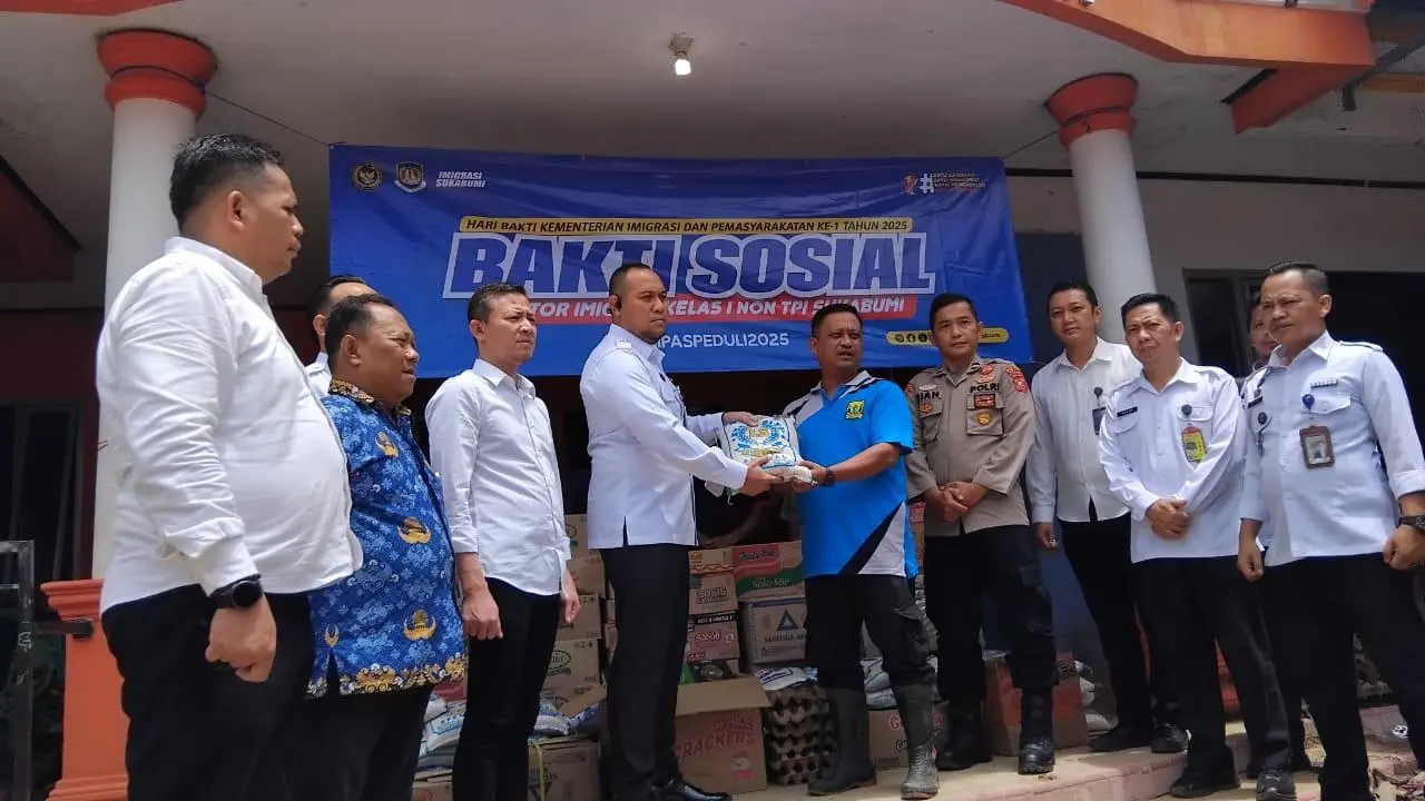 Pulihkan Fasilitas Ibadah, Imigrasi Serahkan Bantuan Al-Qur’an bagi Warga Cisolok