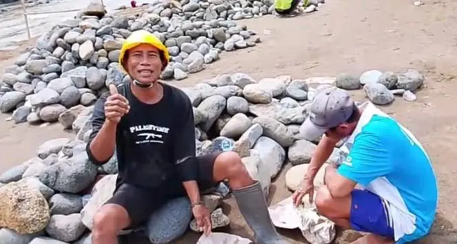 Momen Haru di Jam Istirahat Kerja Bakti, Warga Cikahuripan: Terima Kasih Bu Kades