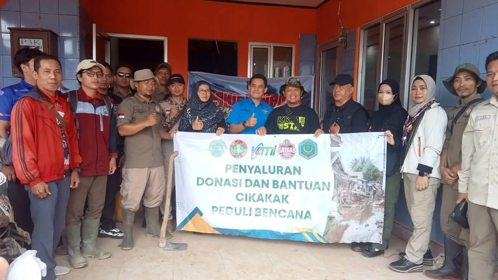 Dari Keluarga PGRI Cikakak untuk Cikahuripan: Bantuan dan Doa Bersatu Demi Sukabumi Mubarokah untuk Kebangkitan Pasca Banjir