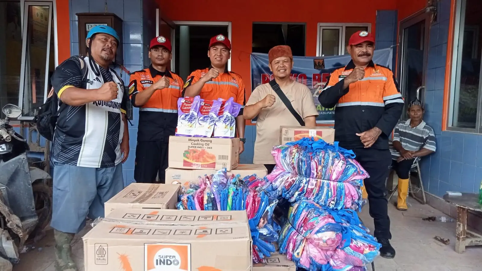 Baznas Jawa Barat Serahkan Bantuan dan Dukungan Untuk Korban Banjir di Desa Cikahuripan