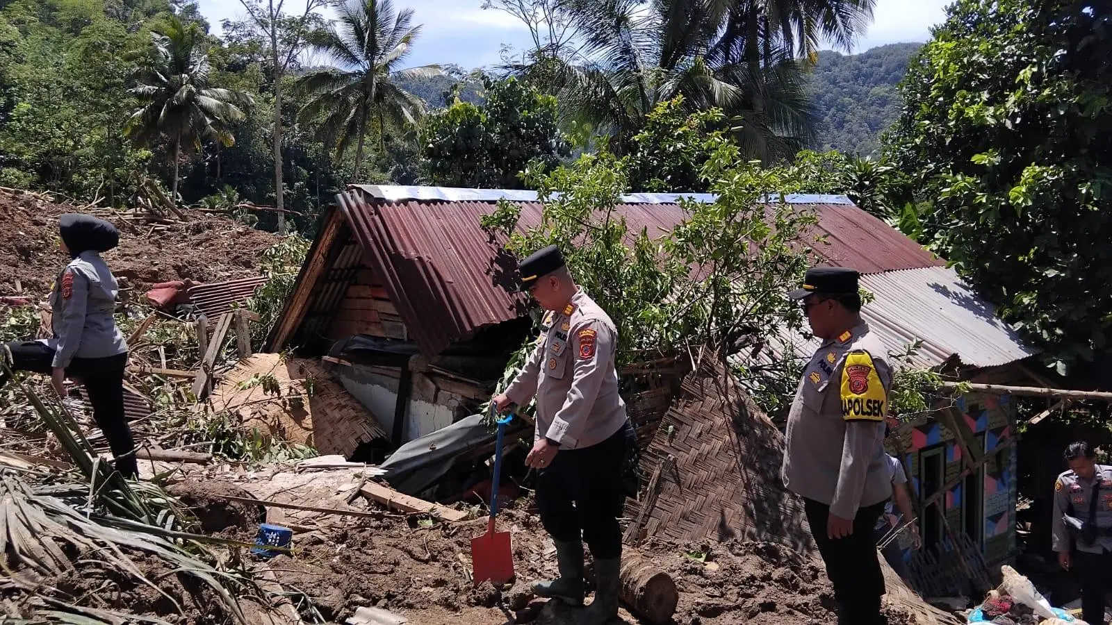 All Out! Ratusan Personel Polres Sukabumi Bantu Warga di Titik-Titik Longsor dan Banjir