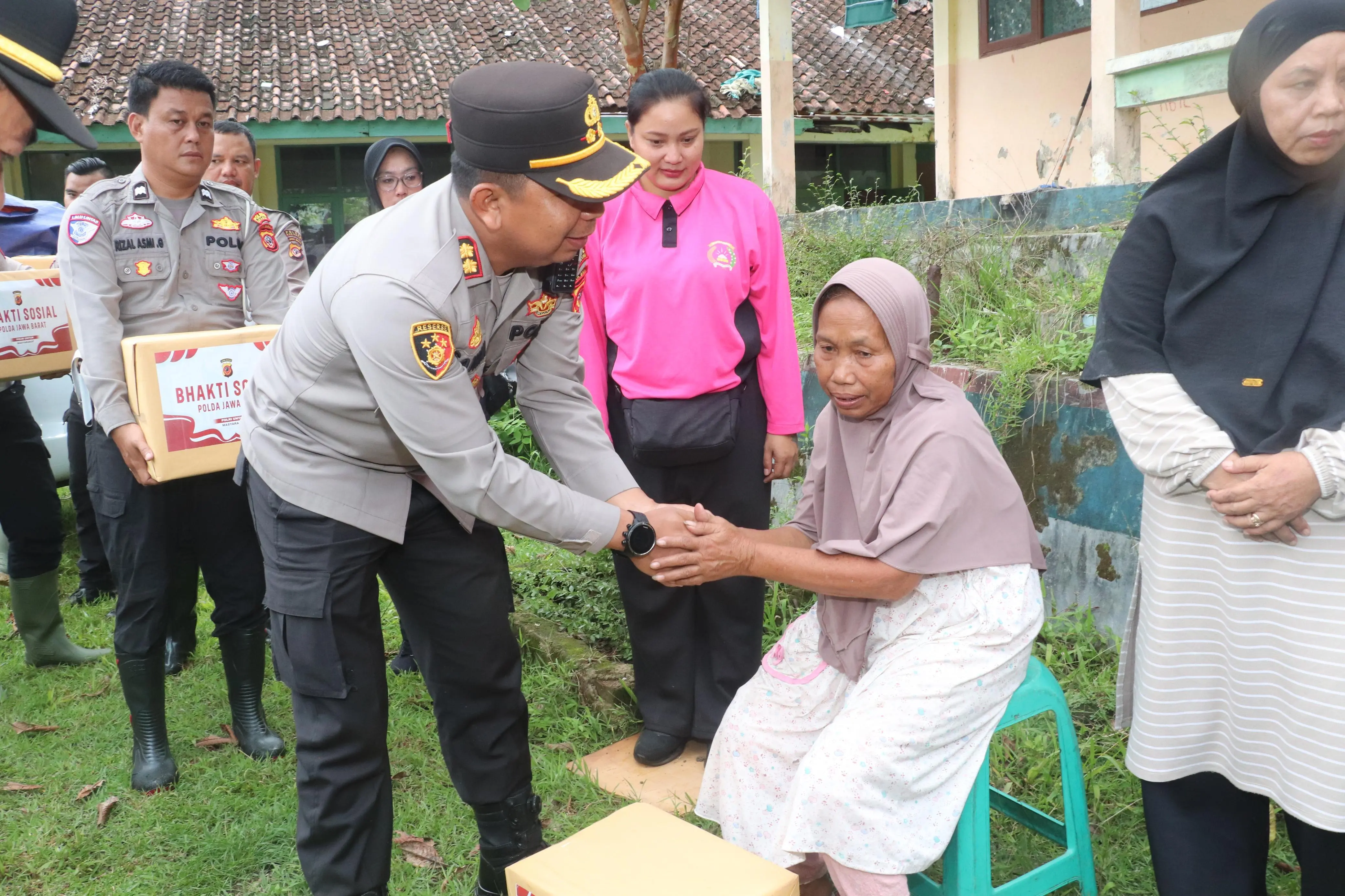 Polres Sukabumi Turun ke Lapangan, Salurkan Bantuan untuk Korban Banjir 