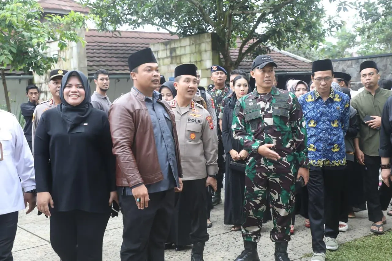 Kapolres Purwakarta Sampaikan Belasungkawa ke Rumah Duka Bupati Purwakarta 
