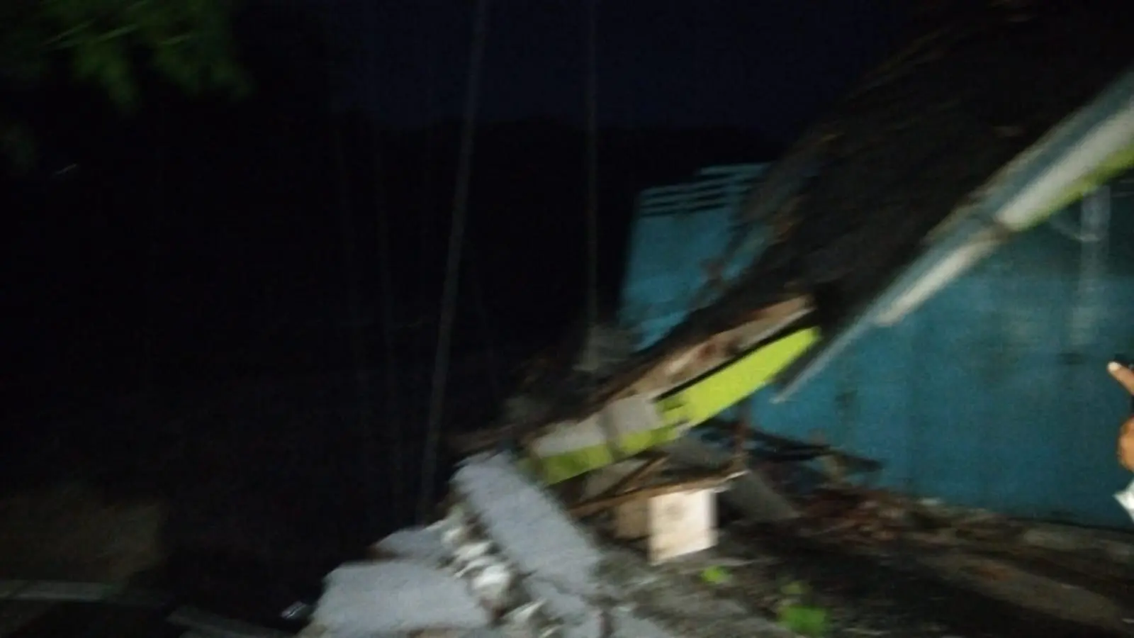 Banjir Bandang Cisolok Hantam Toko Onderil, Bangunan Ambruk dan Barang Dagangan Hanyut