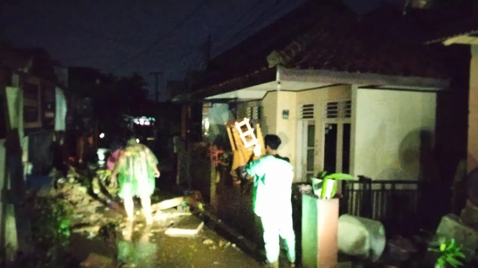 Warga Kampung Tugu Panik Saat Tanggul Jebol, Air Setinggi Dada Hantam Rumah