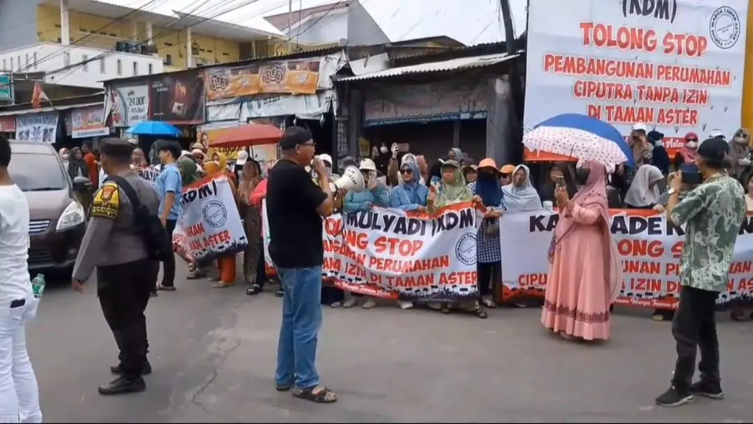 Puluhan Warga Perum Taman Aster Gelar Aksi Tolak Truk Proyek Melintas Akses Jalan Utama