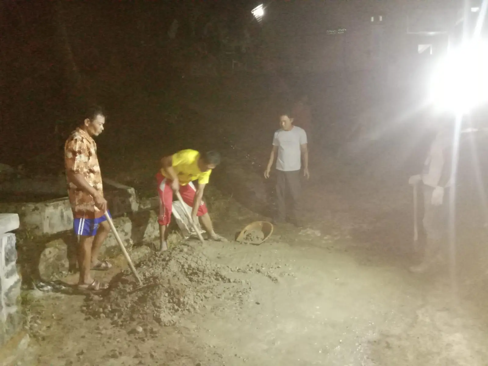 Jalan Rusak Tak Tersentuh, Warga Cibogo Patungan Beli Semen — Sementara Dana Desa Sibuk di “Peningkatan Kapasitas”