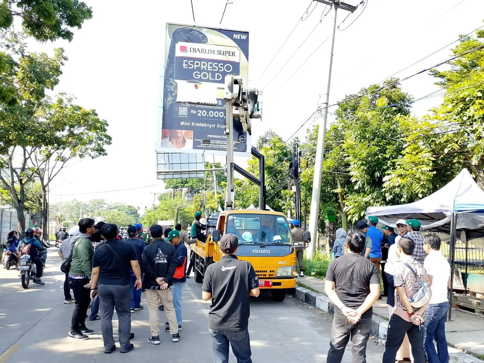 Reklame Ilegal Dikepung Satgas! Pemkab Bandung Tegas, Tak Ada Lagi Ruang untuk Pelanggar Izin