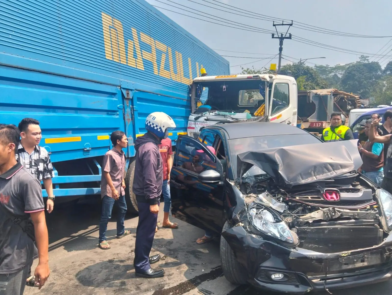 Truk Raksasa Lepas Kendali di Sukabumi, Enam Kendaraan Jadi Korban Serudukan