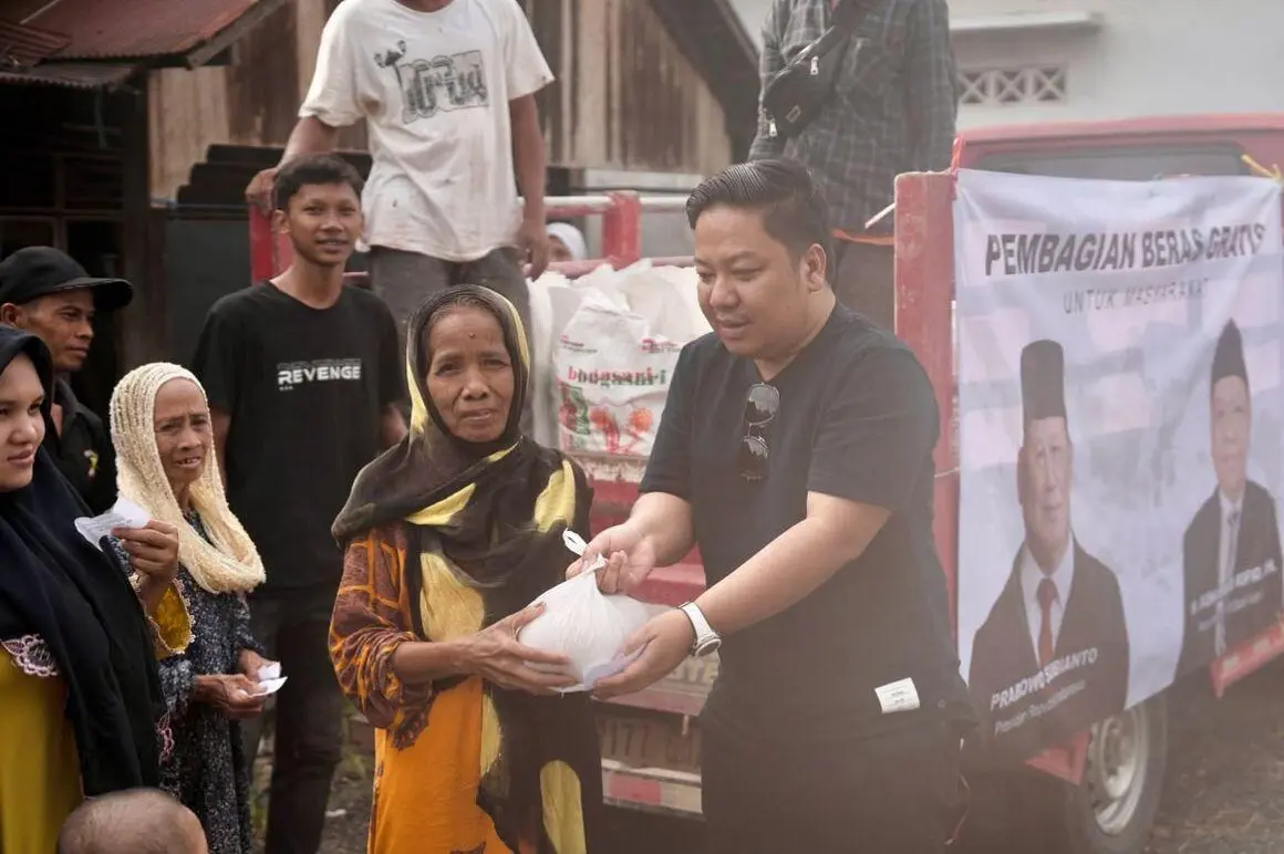 Legislator Gerindra Bagi-Bagi Beras ke Warga Desa Sungai Alat