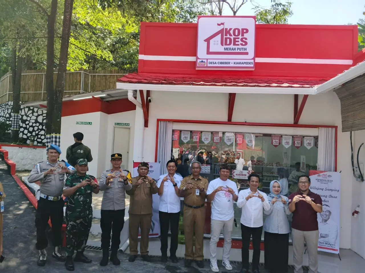 Kompol Acep Hasbulloh bersama Bupati Om Zen dan Ketua Umum Apdesi Anwar Sadat Hadiri Lauching Koperasi Merah Putih Di Desa Cibeber