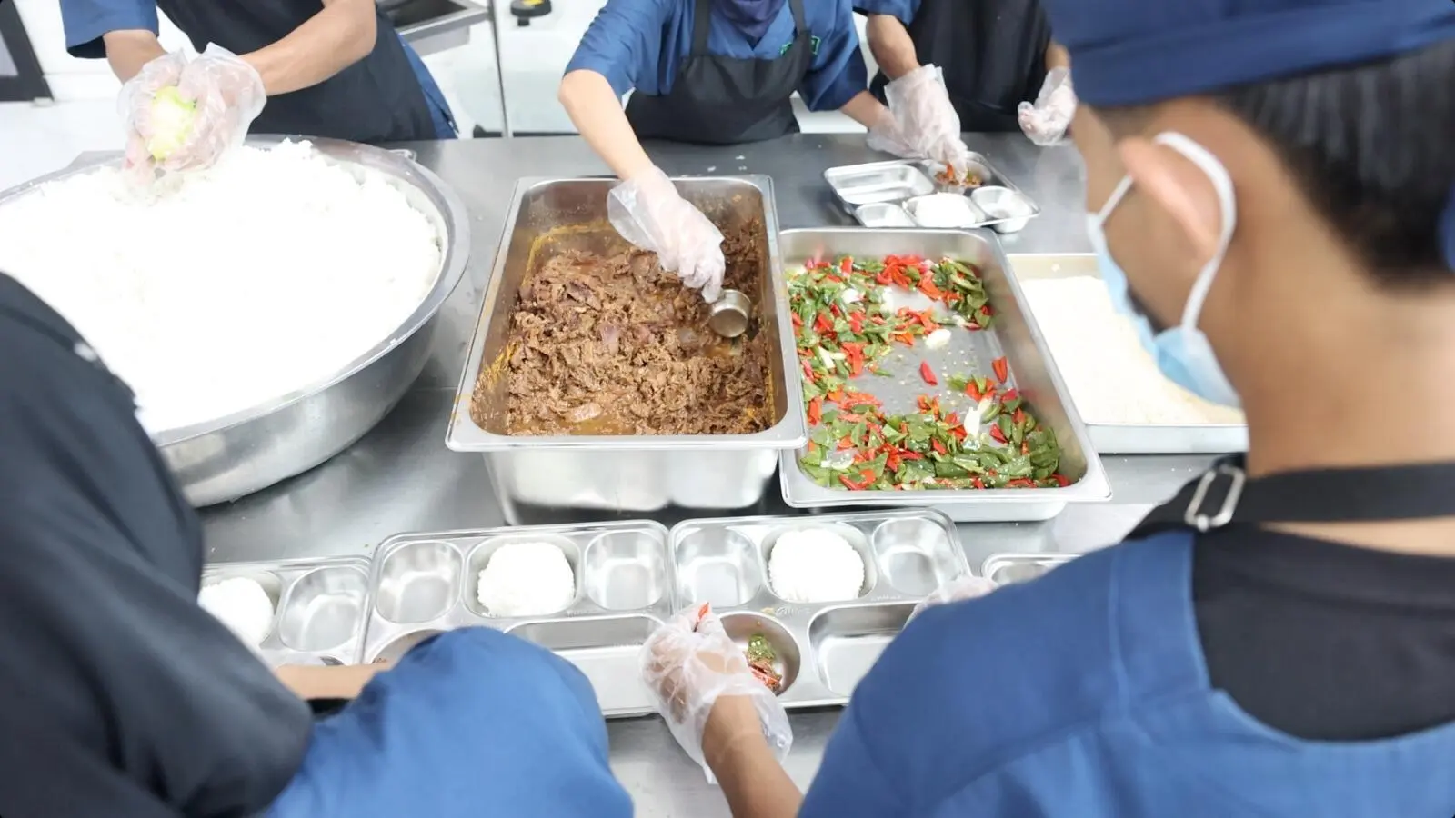 MBG Jadi Jalan Rezeki Ahmad Pemuda Lulusan SMP di Bogor, Terima Gaji Rp 90 Ribu per Hari