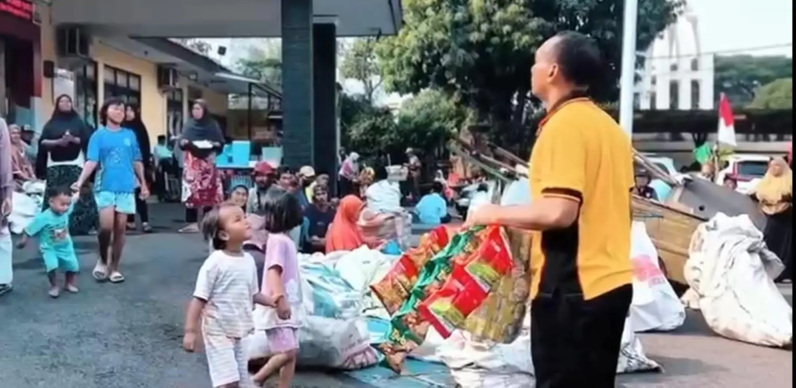 Polsek Cileungsi Gelar Aksi Sosial: Ratusan Pemulung dan Marbot Masjid Sarapan Bersama, Terima Bantuan Beras