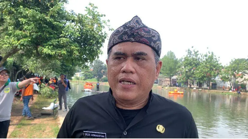 Sekdis DLH Saat Bersih-bersih Situ Cibeureum: Jadi Simbol Kolaborasi Lingkungan di Bojonggede